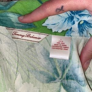 Tommy Bahama 100% silk flower design Hawaiian shirt